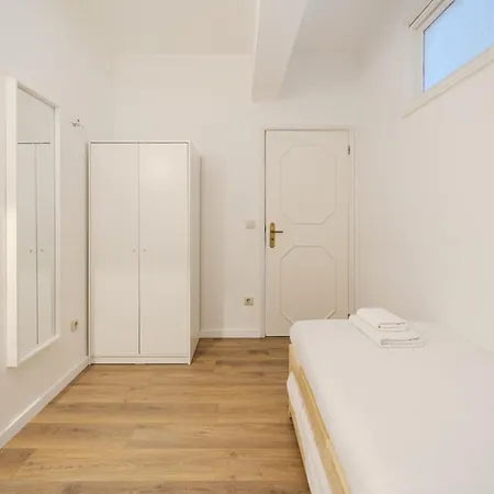 Cruz Design By House And People Apartment